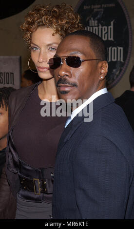 Eddie Murphy mit Frau Nicole Ankommend an der Kreuzung 'Haunted Mansion Premiere" am El Capitan Theatre in Los Angeles. November 23, 2003. MurphyEddie Nicole 24 Red Carpet Event, Vertikal, USA, Filmindustrie, Prominente, Fotografie, Bestof, Kunst, Kultur und Unterhaltung, Topix Prominente Fashion/Vertikal, Besten, Event in Hollywood Leben - Kalifornien, Roter Teppich und backstage, USA, Film, Stars, Film Stars, TV Stars, Musik, Promis, Fotografie, Bestof, Kunst, Kultur und Unterhaltung, Topix, headshot, vertikal, eine Person aus dem Jahr 2003, Anfrage tsun Stockfoto