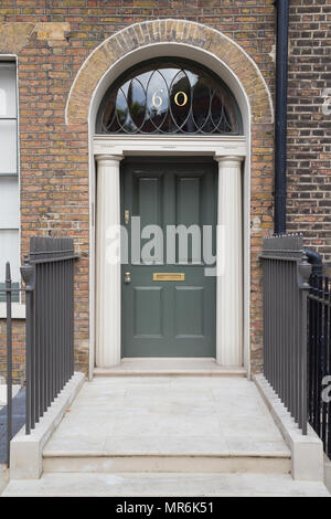 Georgische Tür Reihenhaus auf Doughty Street in Bloomsbury, London, England, Großbritannien Stockfoto