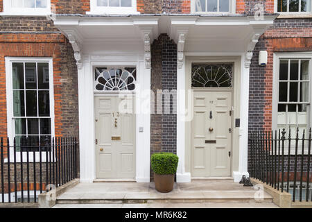 Zwei Georgianischen Außentüren mit Oberlicht auf Doughty Street in Holborn Stadtteil von London, England, Großbritannien Stockfoto