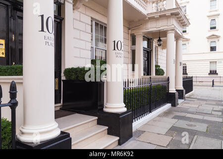 Luxus stuckverzierten Stadthäuser mit portico Fassaden im Eaton Place, Belgravia, London, England, Großbritannien Stockfoto