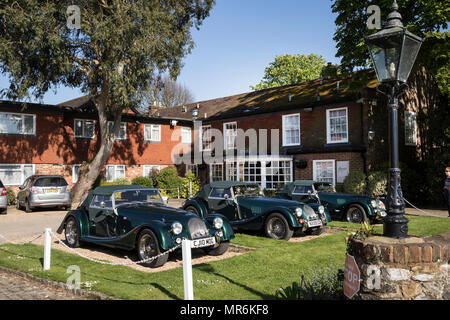 3 Grüne Morgan R 100 Autos außerhalb der Millstream Hotel at Bosham, in der Nähe von Chichester, Sussex, UKmorgan Stockfoto