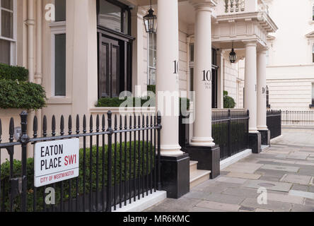 Luxus stuckverzierten Stadthäuser mit portico Fassaden im Eaton Place, Belgravia, London, England, Großbritannien Stockfoto