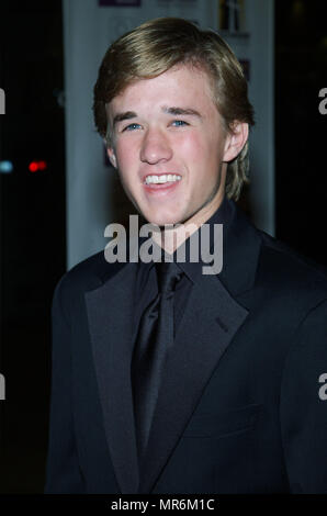 Haley Joel Osment Ankommend an der Kreuzung 'HOLLYWOOD AWARDS GALA ZEREMONIE - 2003" im Beverly Hilton in Los Angeles. 20. Oktober 2003. OsmentHaleyJoel081 Red Carpet Event, Vertikal, USA, Filmindustrie, Prominente, Fotografie, Bestof, Kunst, Kultur und Unterhaltung, Topix Prominente Fashion/Vertikal, Besten, Event in Hollywood Leben - Kalifornien, Roter Teppich und backstage, USA, Film, Stars, Film Stars, TV Stars, Musik, Promis, Fotografie, Bestof, Kunst, Kultur und Unterhaltung, Topix, headshot, vertikal, eine Person aus dem Jahr 2003, Anfrage tsuni @ Gamm Stockfoto