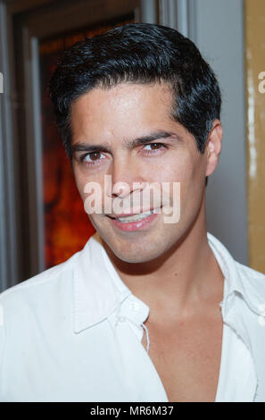 Esai Morales anreisen, bei der Premiere von Herrschaft des Feuers im Westwood Village Theater in Los Angeles. Juli 9. 2002. MoralesEsai 20 Red Carpet Event, Vertikal, USA, Filmindustrie, Prominente, Fotografie, Bestof, Kunst, Kultur und Unterhaltung, Topix Prominente Fashion/Vertikal, Besten, Event in Hollywood Leben - Kalifornien, Roter Teppich und backstage, USA, Film, Stars, Film Stars, TV Stars, Musik, Promis, Fotografie, Bestof, Kunst, Kultur und Unterhaltung, Topix, headshot, vertikal, eine Person aus dem Jahr 2002, Anfrage tsuni@Gamma-USA.com Stockfoto