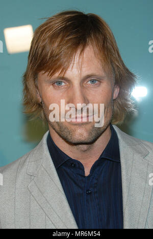 Viggo Mortensen anreisen, bei der Premiere von "Der Herr der Ringe: Die zwei Türme" am Cineramadome Theater in Los Angeles. Dezember 15, 2002. MortensenViggo 92 Red Carpet Event, Vertikal, USA, Filmindustrie, Prominente, Fotografie, Bestof, Kunst, Kultur und Unterhaltung, Topix Prominente Fashion/Vertikal, Besten, Event in Hollywood Leben - Kalifornien, Roter Teppich und backstage, USA, Film, Stars, Film Stars, TV Stars, Musik, Promis, Fotografie, Bestof, Kunst, Kultur und Unterhaltung, Topix, headshot, vertikal, eine Person aus dem Jahr 2002 inqu Stockfoto