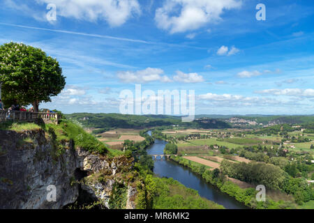 Blick auf den Fluss Dordogne und das Tal der Dordogne von den Mauern der Altstadt von Domme, Dordogne, Frankreich Stockfoto