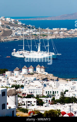 Griechenland: Mykonos. 2012/09/08 Kreuzfahrt auf den Kykladen Wind Star, 4-Mast Schoner der Windstar Cruise Line (früher Club Med) Stockfoto