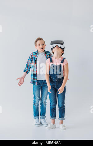 Wenig kaukasischen Kinder gemeinsam mit Virtual reality Headset Stockfoto