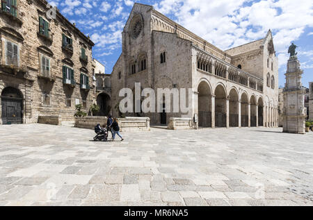 Bitonto, Italien - 05.Mai 2017: Alte Kathedrale im romanischen Stil in Bitonto, Apulien, Italien Stockfoto