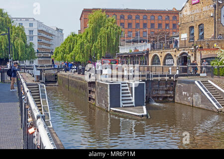 London, Camden. Die friedliche Szene am Camden Lock Stockfoto