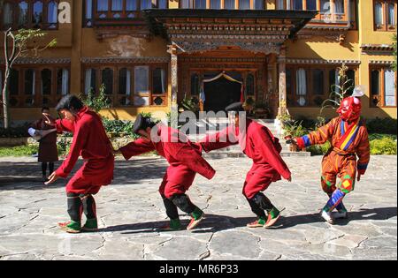 PARO, BHUTAN - November 10, 2012: Nicht identifizierte junge Tänzer in traditionelle Bhutanischen Kleid führt den traditionellen Tanz. Paro, Bhutan Stockfoto