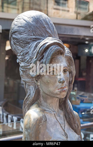 London, Camden. Eine Statue der Sängerin Amy Winehouse im Camden Markt Stockfoto