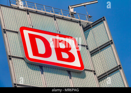 Deutsche Bahn Logo "DB" (Deutsche Bahn) Auf Glas-Fassade Des ...