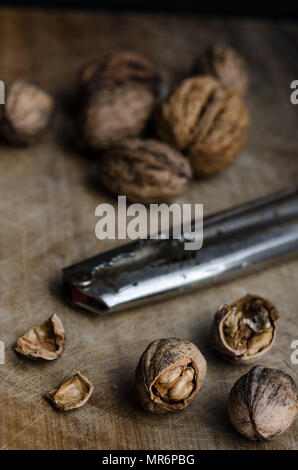 Und wallnuts Nussknacker auf das Holzbrett Stockfoto