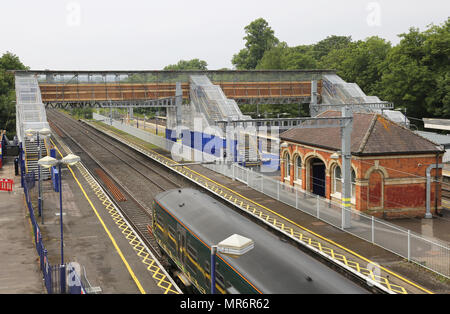 Taplow Bahnhof, westlich von London, UK. Zeigt Titel, Plattformen und temporäre Fußgängerbrücke zwischen Plattformen. Stockfoto