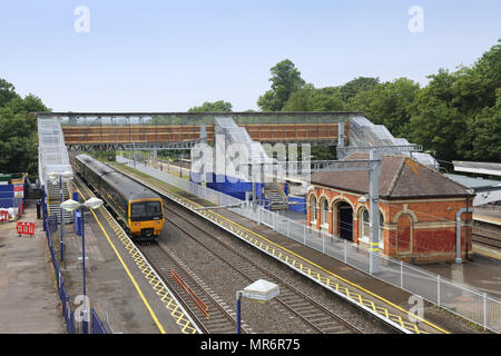 Taplow Bahnhof, westlich von London, UK. Zeigt Titel, Plattformen und temporäre Fußgängerbrücke zwischen Plattformen. Stockfoto