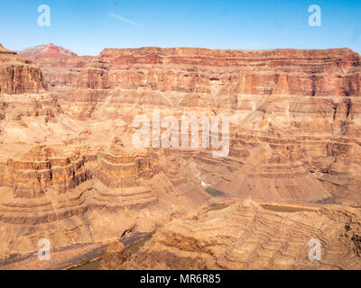 Blick auf den Colorado River und Grand Canyon Rote Wände aus Hubschrauber Stockfoto