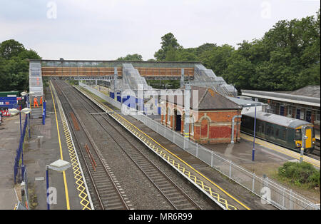 Taplow Bahnhof, westlich von London, UK. Zeigt Titel, Plattformen und temporäre Fußgängerbrücke zwischen Plattformen. Stockfoto