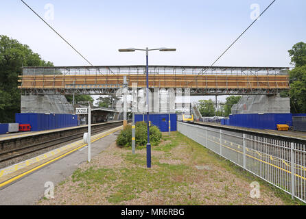 Taplow Bahnhof, westlich von London, UK. Zeigt Titel, Plattformen und temporäre Fußgängerbrücke zwischen Plattformen. Stockfoto