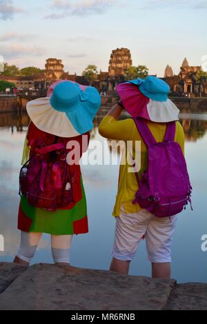 Chinesische Touristen in helle Kleidung Fotografien in Angkor Wat, Kambodscha, Stockfoto