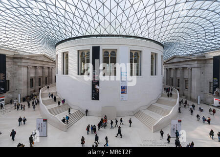 LONDON, UK-März 2018: Luftaufnahme der Königin Elizabeth II Great Court des British Museum mit Besuchern gefüllt