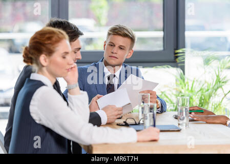 Junge Unternehmer diskutieren Projekt in modernen Büro Stockfoto