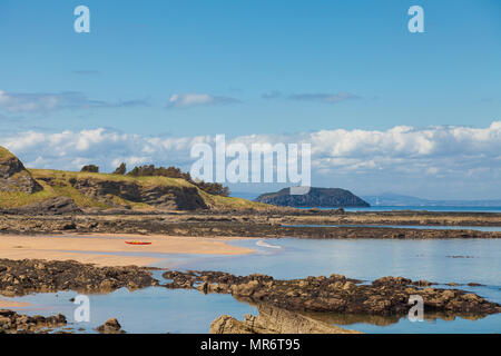 Ein Kajak auf dem Strand in der Nähe von North Berwick mit der Insel im Hintergrund Craigleith East Lothian, Schottland Stockfoto