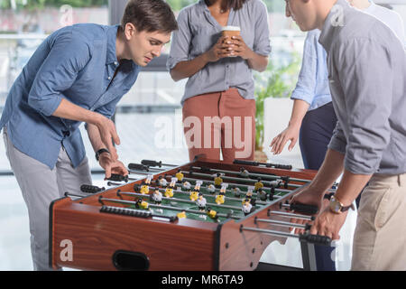 Junge Unternehmer Spielen Tischfußball in modernen Büro Stockfoto
