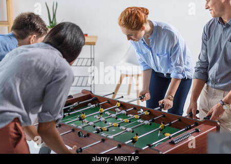 Junges Team spielen Tischfußball in modernen Büro Stockfoto