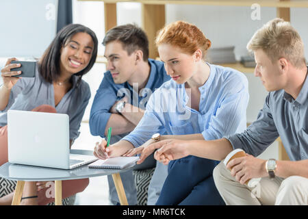 Diverse Business Team arbeiten am Laptop in modernen Büro Stockfoto