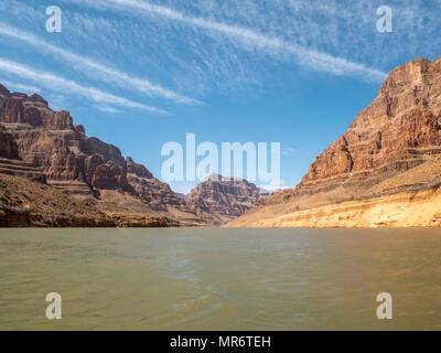 Blick auf mehrere Flugzeug Trail Dm in den Himmel vom Colorado River Stockfoto