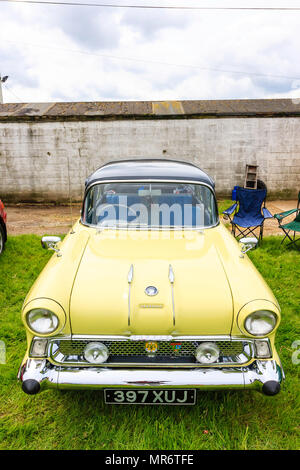 Oldtimer, Oldtimer, Vauxhall Victor, 1950. Vordere Weitwinkelaufnahme. Haube, Haube. Auto im Feld am Auto kleine Auto Show geparkt. Stockfoto