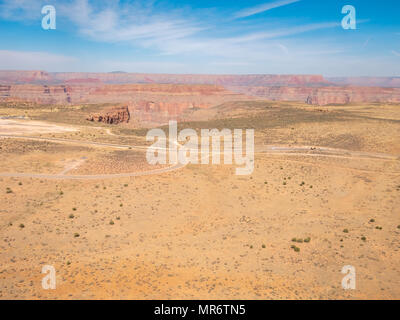 Helikopterblick auf Landstraßen am Rande des Grand Canyon Stockfoto