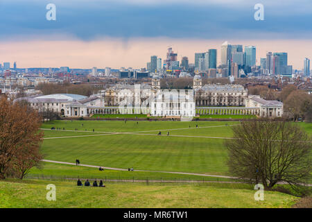 LONDON, UK-März 2018: Touristen genießen den Blick auf Royal Naval College in Greenwich, und Canary Wharf. Stockfoto