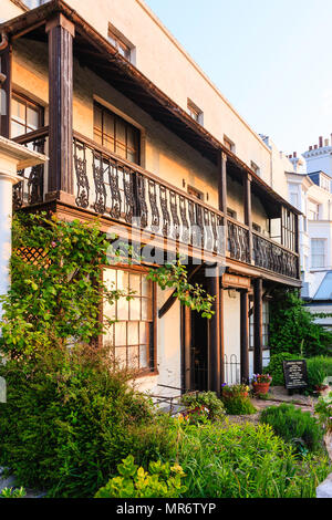 Dickens House Museum auf Broadstairs Strandpromenade, morgen goldene Stunde. Vorderansicht. Inspirationen für Haus von Betsey Trotwood in Charles Dickens große Expe Stockfoto