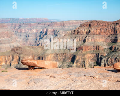 Großen Felsen am Rande des Grand Canyon mit blauem Himmel Stockfoto