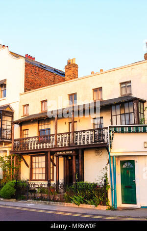 Dickens House Museum auf Broadstairs Strandpromenade, morgen goldene Stunde. Vorderansicht. Inspirationen für Haus von Betsey Trotwood in Charles Dickens große Expe Stockfoto