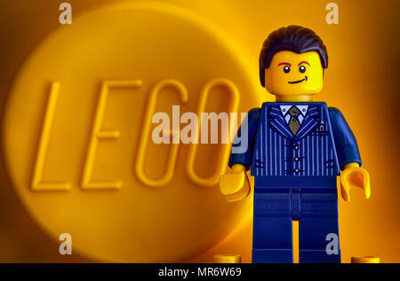 Tambow, Russische Föderation - Mai 20, 2018 LEGO Minifigur Geschäftsmann gegen gelber Hintergrund mit Word LEGO. Studio gedreht. Stockfoto