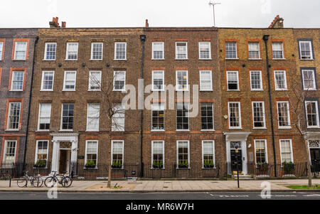 Reihe der typischen Georgischen Reihenhäuser in Bedford Row, Holborn, London Stockfoto