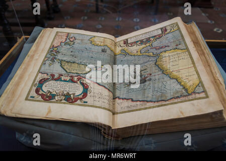 Biblioteca Palafoxiana, die erste öffentliche Bibliothek in der Kolonialen Mexiko gegründet in 1646, Puebla, offenes Buch mit Weltkarte Abbildung, Mexiko Stockfoto