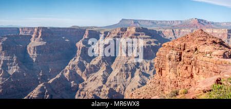 Blick auf den Grand Canyon Formationen unterschiedlicher Farbe Felsen mit klarem Himmel Stockfoto
