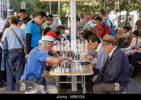 Santiago, Chile: Schach ist ein beliebter Zeitvertreib mit Männern an der Plaza de Armas. Stockfoto