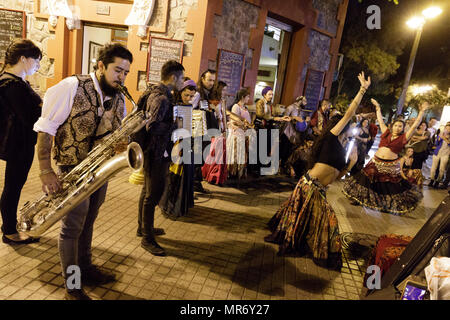 Lastarria, Santiago, Chile: eine Straße, Band spielt und tanzt zu Zigeunermusik. Stockfoto