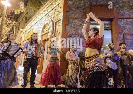 Lastarria, Santiago, Chile: eine Straße, Band spielt und tanzt zu Zigeunermusik. Stockfoto