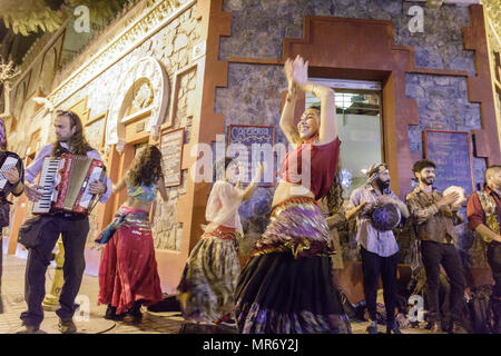 Lastarria, Santiago, Chile: eine Straße, Band spielt und tanzt zu Zigeunermusik. Stockfoto