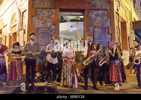 Lastarria, Santiago, Chile: eine Straße, Band spielt und tanzt zu Zigeunermusik. Stockfoto