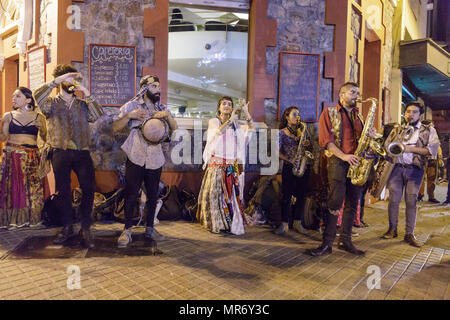 Lastarria, Santiago, Chile: eine Straße, Band spielt und tanzt zu Zigeunermusik. Stockfoto