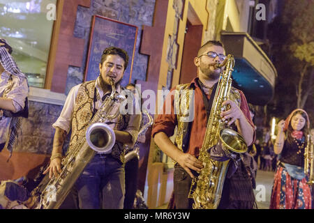 Lastarria, Santiago, Chile: eine Straße, Band spielt und tanzt zu Zigeunermusik. Stockfoto