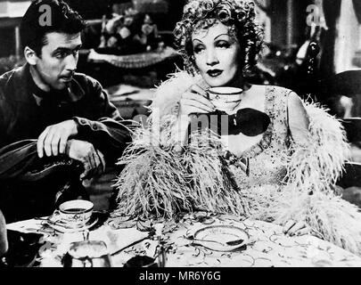 Destry Rides ist wieder ein 1939 Western mit Marlene Dietrich und James Stewart, und von George Marshall geleitet. Stockfoto