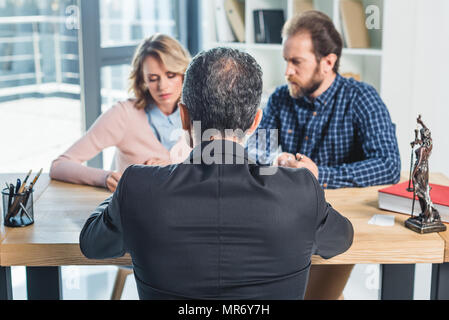 Selektiver Fokus der paar Treffen mit Rechtsanwalt im Büro Stockfoto